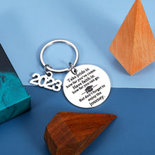 将图片加载到图库查看器,Class of 2023 Graduation Gifts for Him Her Inspirational Keychain Senior 2023 Gifts for Middle High School College University Nurse Student Christmas Stocking Stuffers for Teen Boys Girls Son Daughter