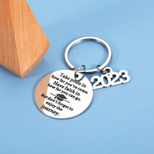 将图片加载到图库查看器,Class of 2023 Graduation Gifts for Him Her Inspirational Keychain Senior 2023 Gifts for Middle High School College University Nurse Student Christmas Stocking Stuffers for Teen Boys Girls Son Daughter